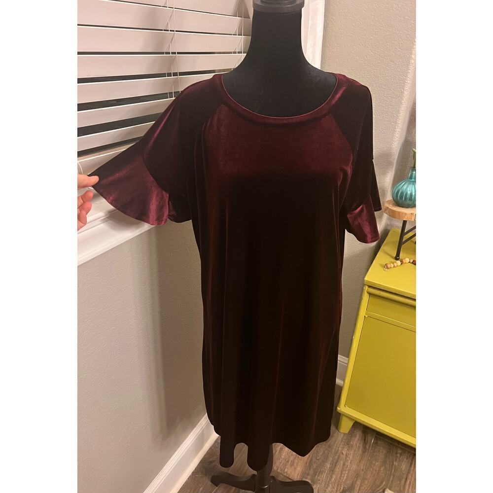 Worthington poly, spandex, red velvet feel midi dress w/ ruffle short sleeves. L